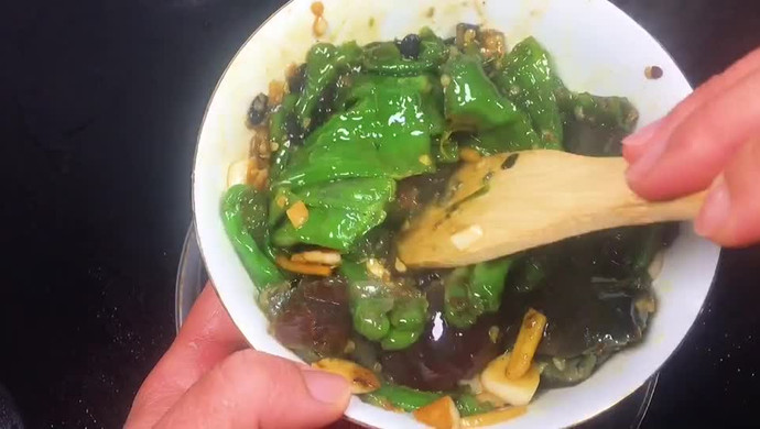 擂辣椒皮蛋怎麼做_擂辣椒皮蛋的做法_豆果美食