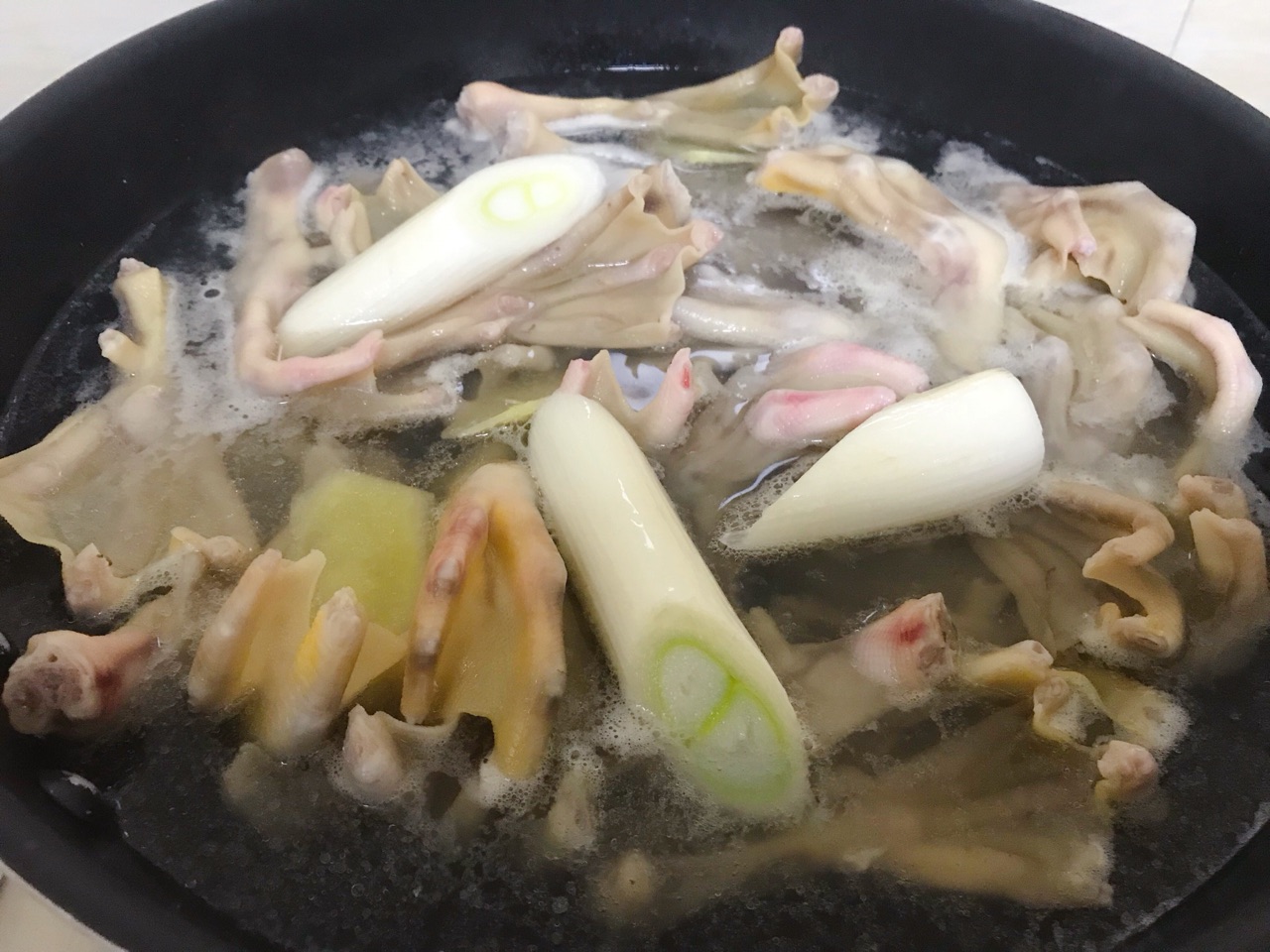 湘菜馆最受欢迎的干锅去骨鸭掌，掌握关键步骤，鸭掌软糯入味！ - 哔哩哔哩