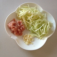 宝宝食谱：蒜香肉末西葫芦黄瓜拌面～的做法图解1