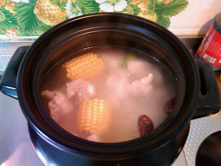 莲藕玉米排骨汤的做法