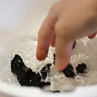 黑木耳炒黑鱼片的做法图解1