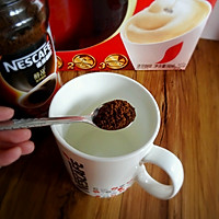 #变身咖啡大师之轻松做出卡布奇诺咖啡（附打奶泡小贴士）的做法图解3