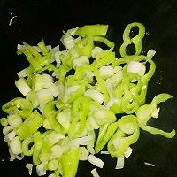 大葱黄皮椒炒黑木耳的做法图解3