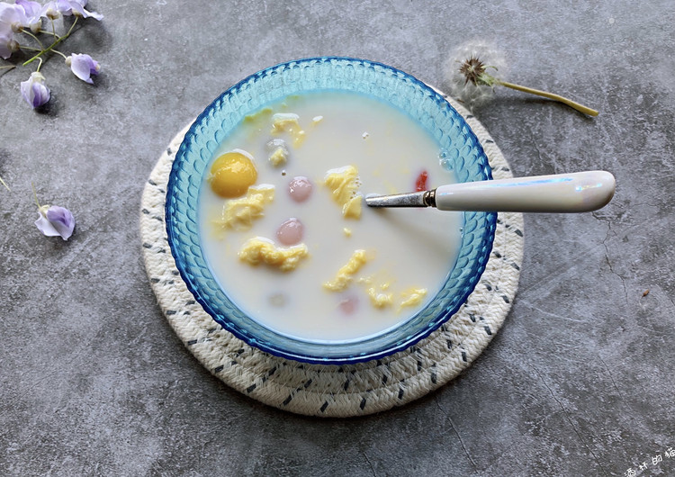 甜品—椰汁鸡蛋汤圆的做法