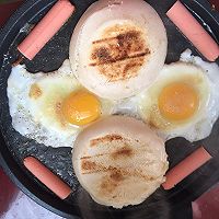 双人份鸡蛋火腿煎馒头的做法图解4