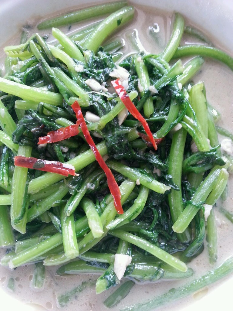 Stir fried chrysanthemum with bean curd