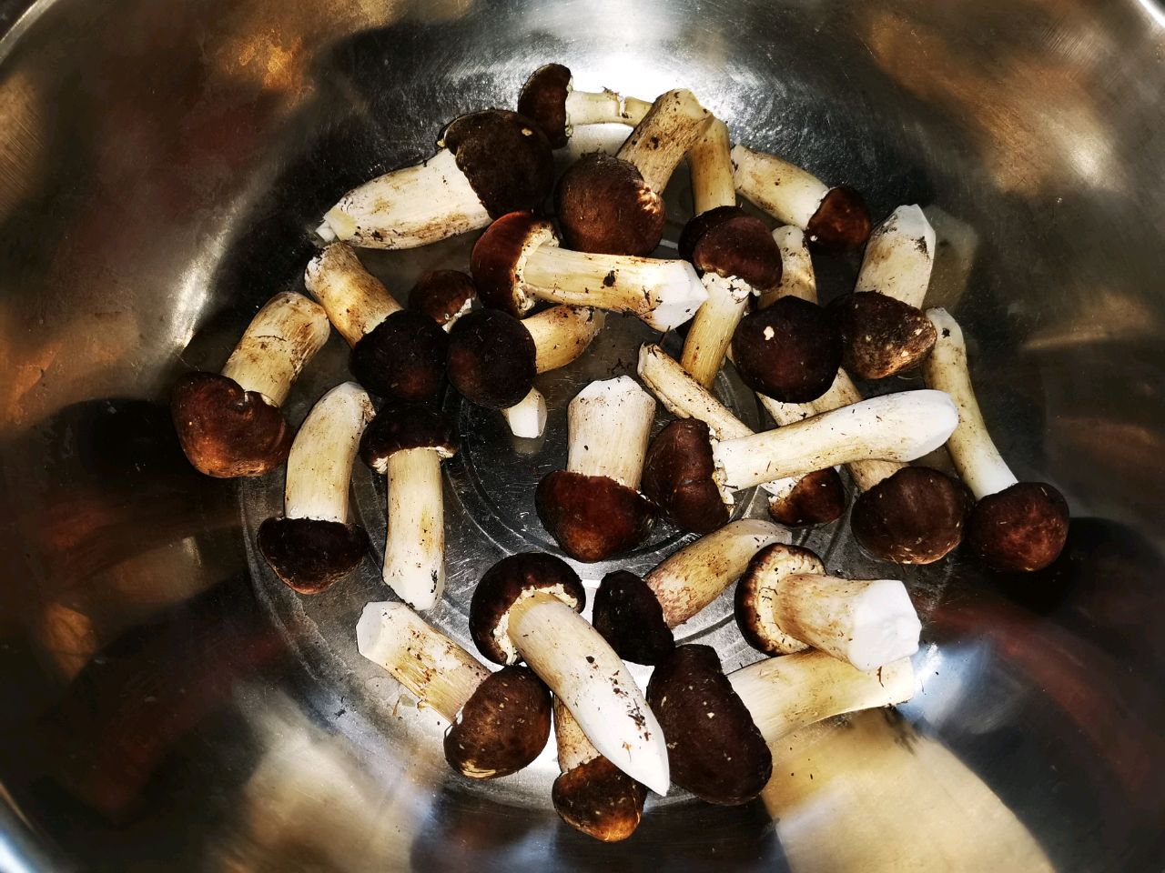 干煸鸡腿菇怎么做_干煸鸡腿菇的做法_豆果美食