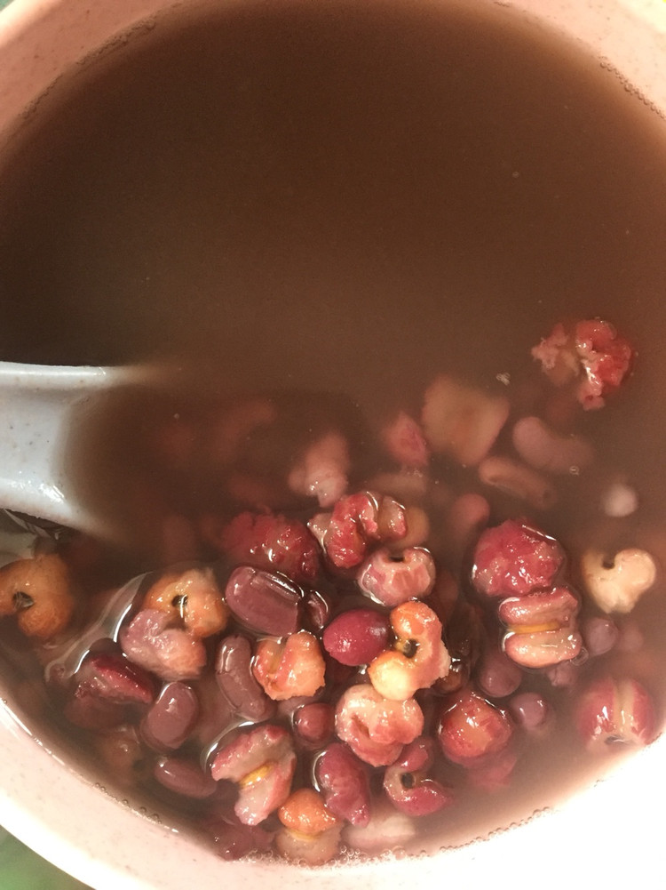 减肥神器红豆薏米芡实土茯苓汤的做法