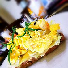 •开放式鸡蛋鲜虾三明治