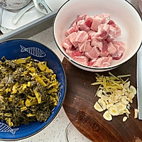 酸菜五花肉砂锅煲的做法图解1
