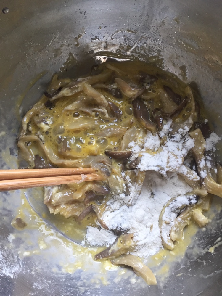 炸蘑菇的做法图解3