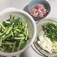 美味下饭菜！家常蒜苔炒肉的做法图解1
