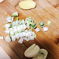 干豆腐木耳炒鸡蛋的做法图解1