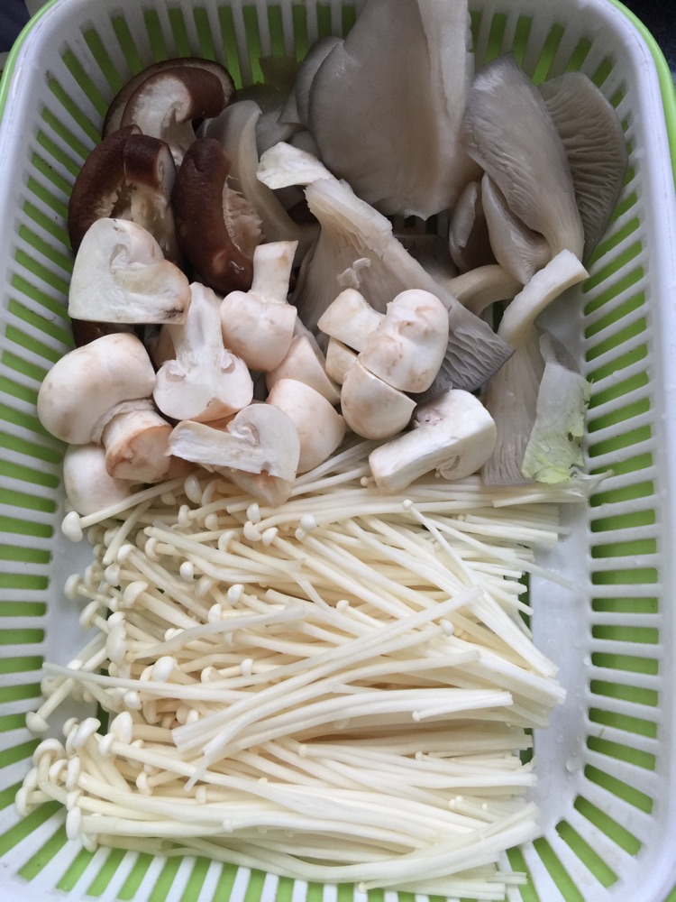冬日暖暖什锦牛肉砂锅的做法图解2