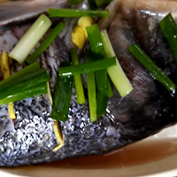 #福气年夜菜# 砂锅鱼头的做法图解1