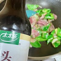 #家乡年味 鲜才够味#卤肉炒菜椒的做法图解7