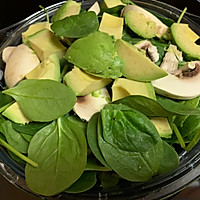 Salad: 小菠菜叶片， 蘑菇， 牛油果的做法图解2
