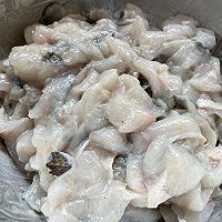 #冬季滋补花样吃法#酸辣鱼片的做法图解1