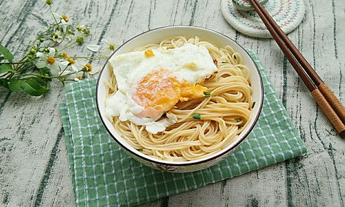懒人版早餐——鸡蛋面条的做法