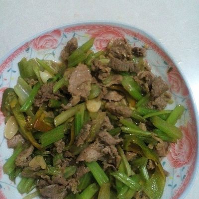 家常芹菜炒肉