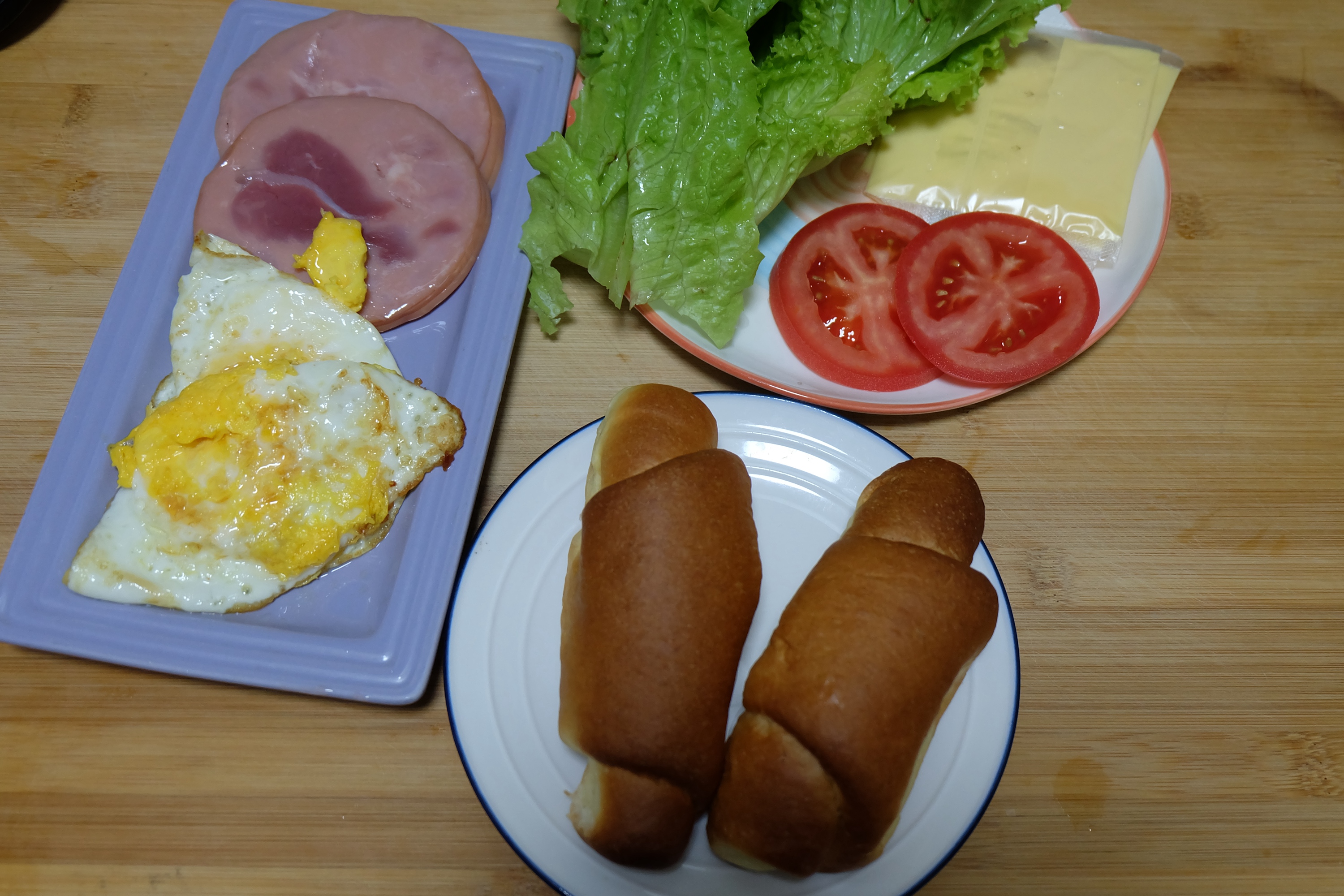 今天早餐鸡蛋培根三明治鲜肉荠菜大馄饨大家早安