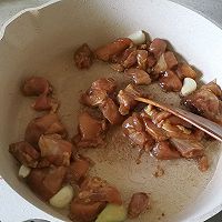 红烧牛肝菌鸡腿丁的做法图解4