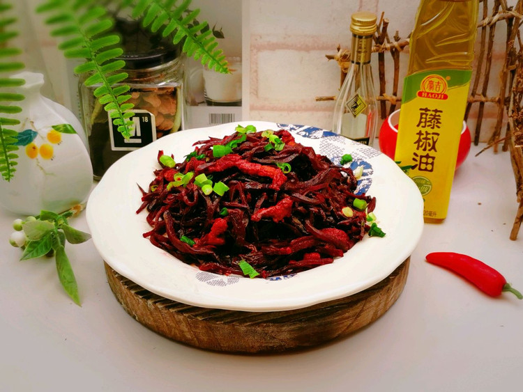 藤椒油炒红菜头的做法