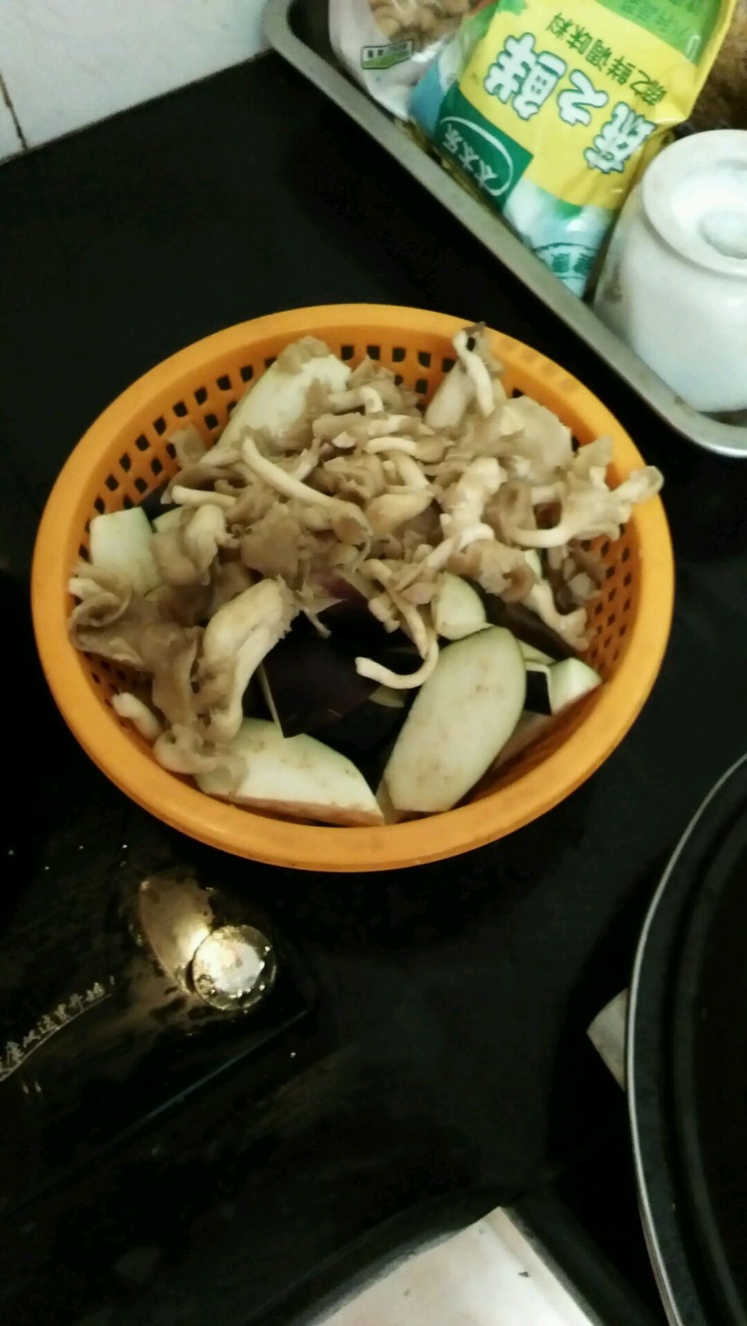 #夏日素食#毛豆小菇炒茄子（快手下饭菜）的做法图解2