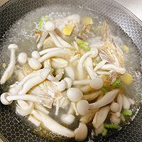 番茄蘑菇豆泡鱼头汤的做法图解5