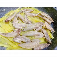 #暖冬酱在手，嗨吃部队锅#韩式辣酱炒土豆鸡翅尖的做法图解6