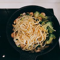 低脂版虾仁奶油意面，美味减脂两不误的做法图解4
