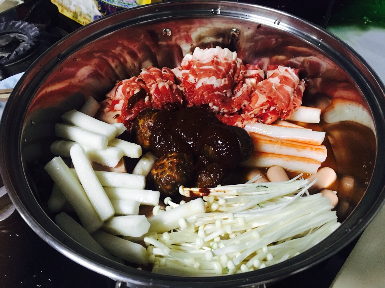 手把手教你煮韩式部队火锅，做法简单，热气腾腾，吃的太爽了 - 哔哩哔哩