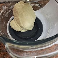 十寸豆沙花环面包的做法图解3