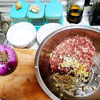 牛肉洋葱馅饼的做法图解1