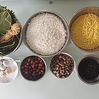 辣香肠咸蛋黄四角粽的做法图解1