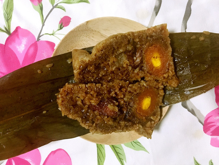 咸蛋黄肉粽～多图详解，妈妈的好手艺！！！的做法