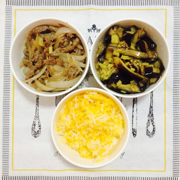 【健身餐】牛肉丝炒洋葱，清蒸茄子+小米饭的做法