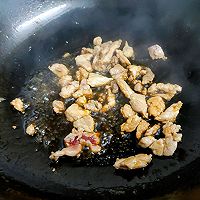 #金龙鱼橄调-橄想橄做#海鲜菇炒蒜苔的做法图解3