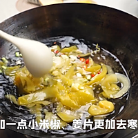 泡菜黄鱼汤的做法图解2