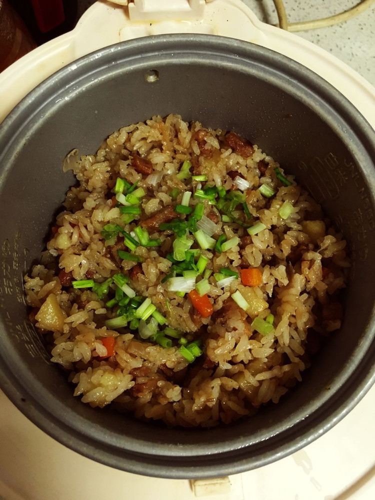 香肠土豆洋葱胡萝卜焖饭的做法