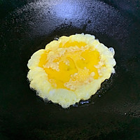 木耳西芹胡萝卜炒鸡蛋的做法图解2