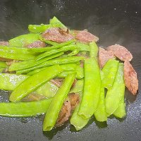 #万物皆可搭#10分钟家常快手菜：豌豆炒腊肠，荤素搭配的做法图解7