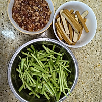 芦蒿炒豆干—简单春菜的做法图解2