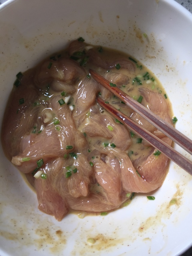 街边小吃香酥鸡柳的做法图解1
