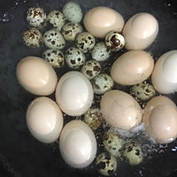 香辣卤蛋的做法图解1