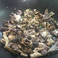 冬菇炒鸡杂的做法图解3