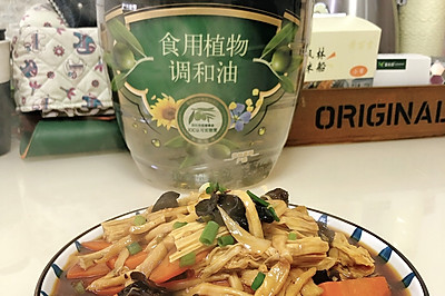 胡萝卜杏鲍菇烩腐竹黑木耳