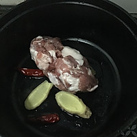 青椒炖土猪肉的做法图解3