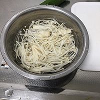 凉拌金针菇#丘比沙拉汁#的做法图解2