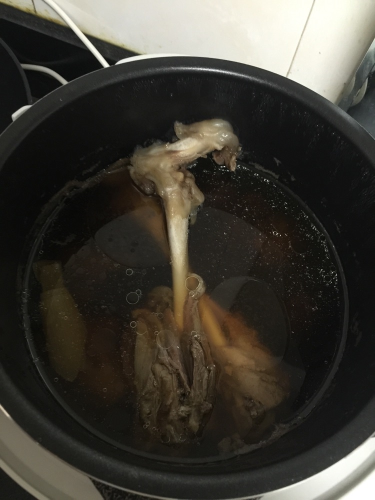 滋补羊腿骨暖心汤的做法图解7